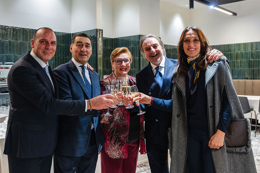 In ordine da sinistra: Fabio Romano, Enzo Romano, Rosaria Romano, Massimo Romano, Nadia Romano